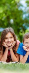 Letní “kouzelné” prázdniny 2018 happy-family-lying-in-a-row_1098-1101